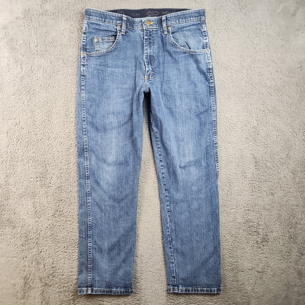 Wrangler Men’s Straight Jeans in Light Blue Wash
